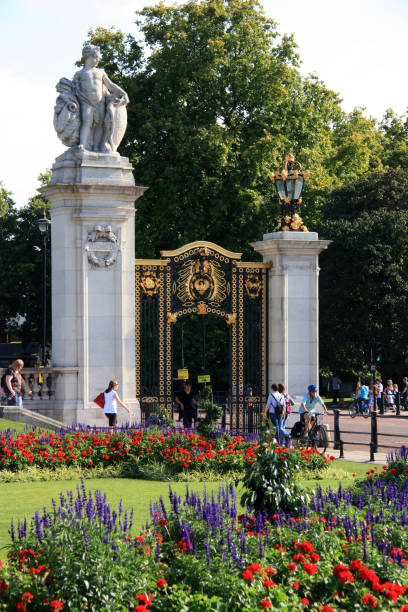 porte ornée au palais de buckingham, london, united kingdom - gate palace english culture formal garden photos et images de collection