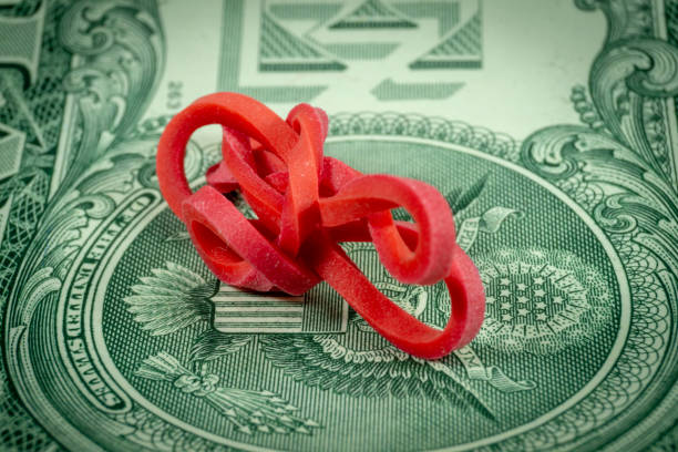 elastico contorto sulla banconota da dollaro - flexibility rubber rubber band tangled foto e immagini stock