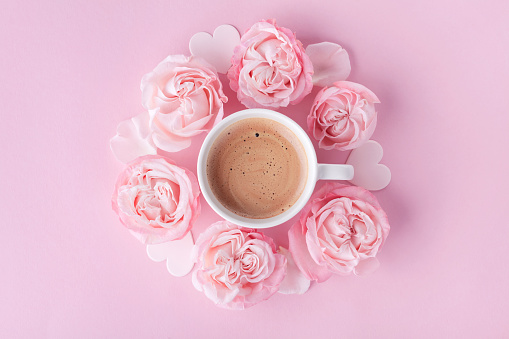 Fondo Pastel Con Mañana Taza De Café Y Hermosas Flores Color De Rosa  Desayunos Para El Día De La Mujer Foto de stock y más banco de imágenes de  Amor - iStock