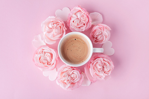 Fondo Pastel Con Mañana Taza De Café Y Hermosas Flores Color De Rosa Desayunos Para El Día De La Mujer Foto de stock y más banco de imágenes de Amor - iStock Fondo Pastel Con Mañana Taza De Café Y Hermosas Flores Color De Rosa Desayunos Para El Día De La Mujer Foto de stock y más banco de imágenes de Amor - iStock