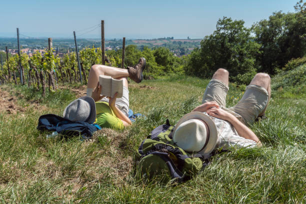 couple having short break during long hiking - resting place imagens e fotografias de stock
