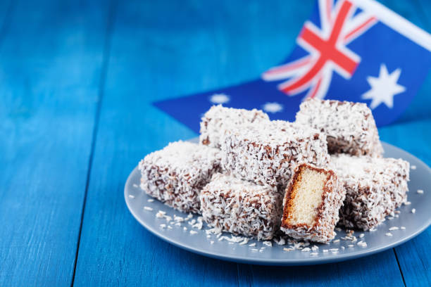 tradicional lamington pasteles o postres para la fiesta del día de australia. - australia australia day celebration flag fotografías e imágenes de stock