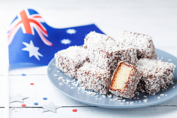 gâteaux traditionnels de lamington ou un dessert pour l’australia day. - lamingtons photos et images de collection