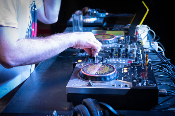 console de música do dj e laptops em cores brilhantes de luz em boate - electric mixer sound mixer mixing playing - fotografias e filmes do acervo