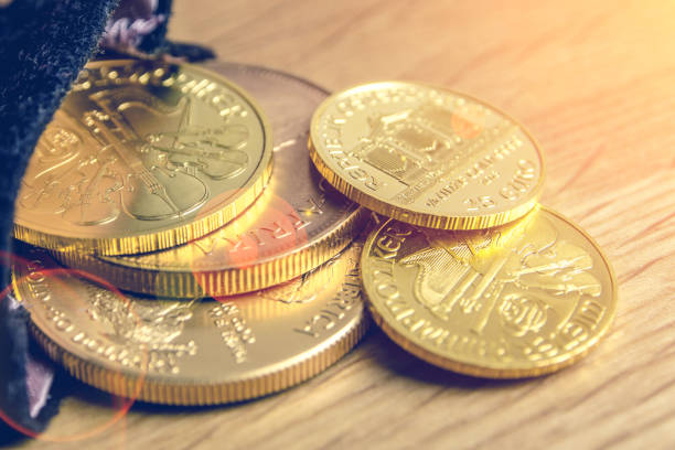 옛날 동전과 은색 벽돌 검은 주머니 밖으로 떨어지고 - gold ingot coin bullion 뉴스 사진 이미지