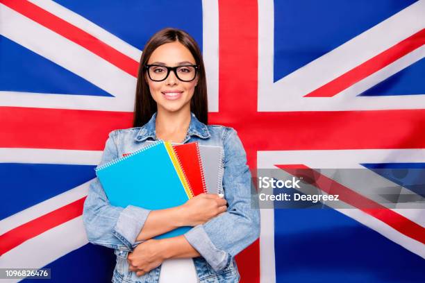 可愛可愛可愛自信的微笑學生女士米的肖像 照片檔及更多 英語 照片 - 英語, 英格蘭, 英國文化