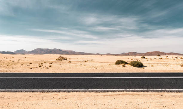 carretera del desierto vacío con espacio de copia - vista de costado fotografías e imágenes de stock