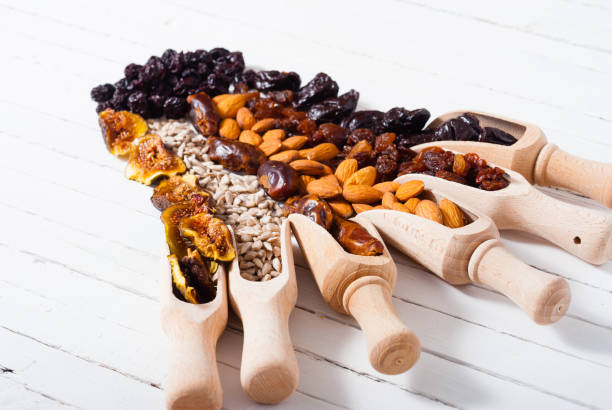 i grani superfood raccolgono il legno bianco - wolfberry seed wooden spoon spoon foto e immagini stock