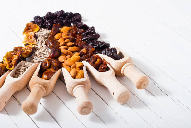 i grani superfood raccolgono il legno bianco - wolfberry seed wooden spoon spoon foto e immagini stock