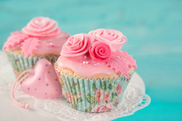 istock Cupcakes with pink flowers 1096863112
