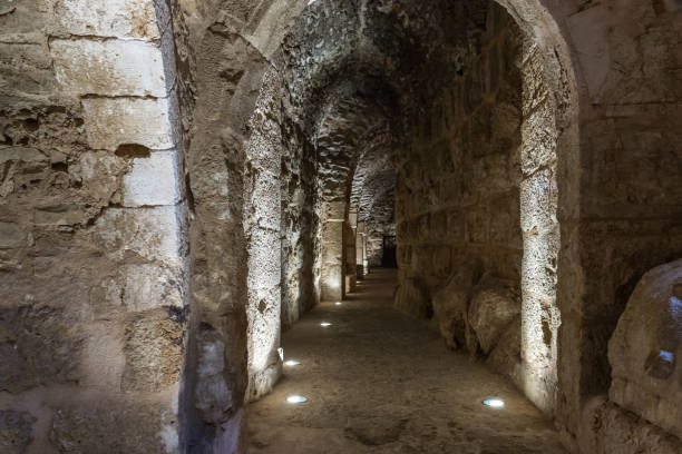 passage interne dans le château d’ajloun, également connu sous le nom de qalat ar-rabad, est un château musulman du 12ème siècle, situé au nord-ouest de la jordanie, près de ville d’irbid - ajlun photos et images de collection