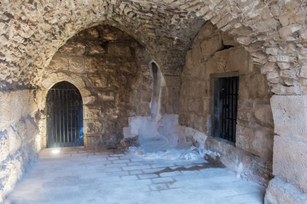 la salle intérieure dans le château d’ajloun, également connu sous le nom de qalat ar-rabad, est un château musulman du 12ème siècle, situé au nord-ouest de la jordanie, près de ville d’irbid - ajlun photos et images de collection