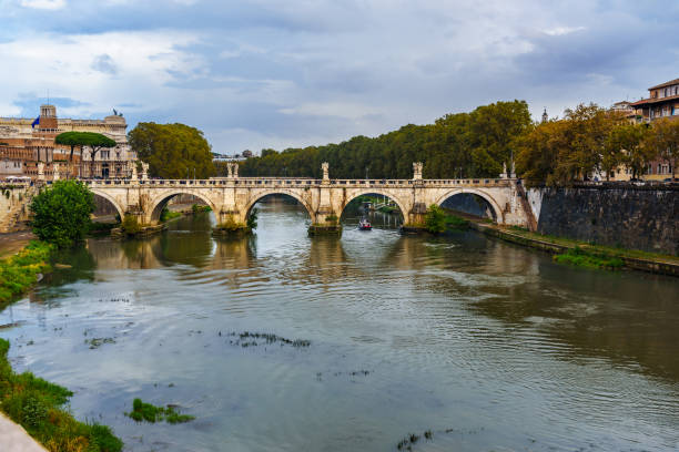 ponte sant ' angelo o eliano puente en roma. italia - aelian bridge fotografías e imágenes de stock