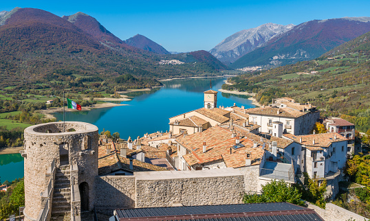 Vista panorámica de Barrea, provincia de l ' Aquila en la región de Abruzzo de Italia. photo