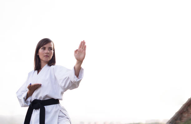 joven practicando su karate kimono se mueve. - martial arts women tae kwon do black belt fotografías e imágenes de stock
