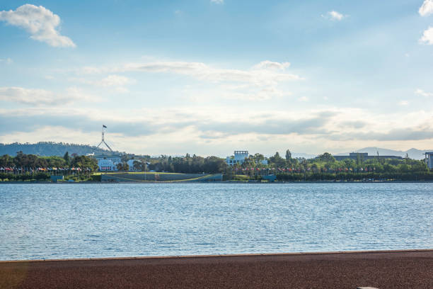 lago burley griffin y parlamento casa canberra con nubes blancas y cielo azul - city urban scene canberra parliament house australia fotografías e imágenes de stock