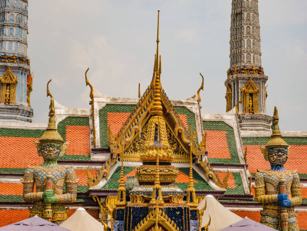 都市タイ バンコク ワット ・ phrakaew 寺院のゲートの 2 つの巨大なプロテクター - wat thailand demon tourism ストックフォトと画像