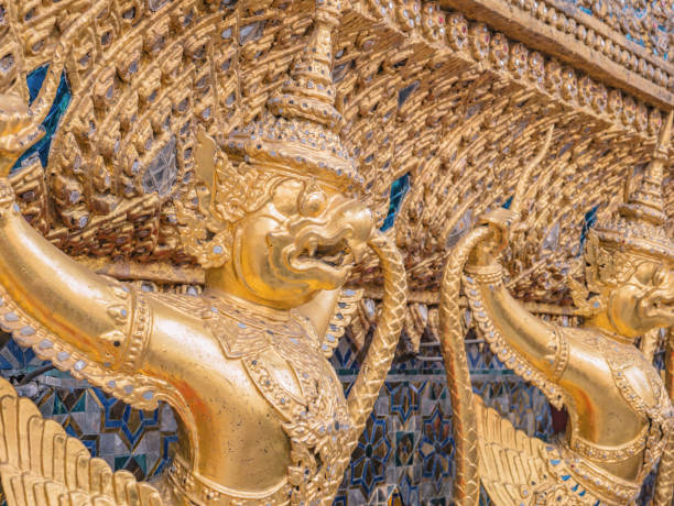 golden garuda in wat phrakaew temple bangkok thailand.wat phrakeaw temple is the main temple of bangkok capital of thailand - garuda bangkok thailand gold imagens e fotografias de stock