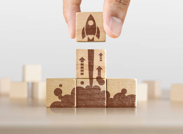 бизнес-стартап, запуск, новый проект или новая концепция идеи. деревянные блоки с запуском ракетной графики расположены в форме пирамиды и � - wood product стоковые фото и изображения