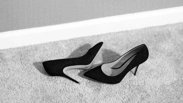 scarpe da donna con tacco alto nero - black heels foto e immagini stock
