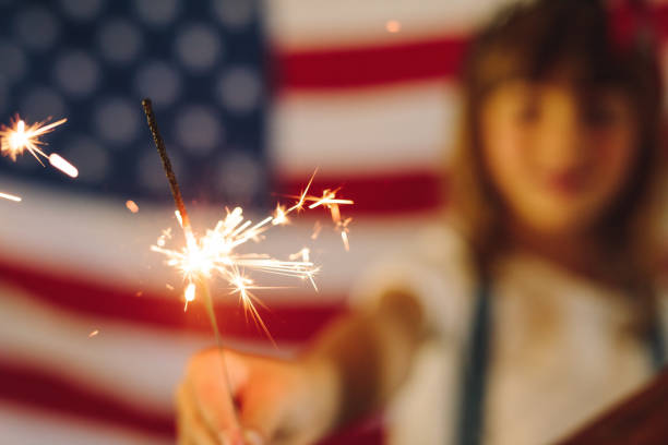 kid, brûlant des pétards - child flag fourth of july little girls photos et images de collection