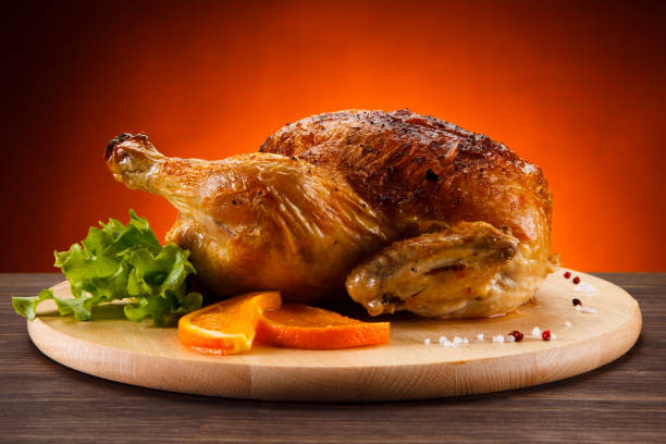 gebackene hähnchenbrust auf schneidebrett - roast turkey stock-fotos und bilder