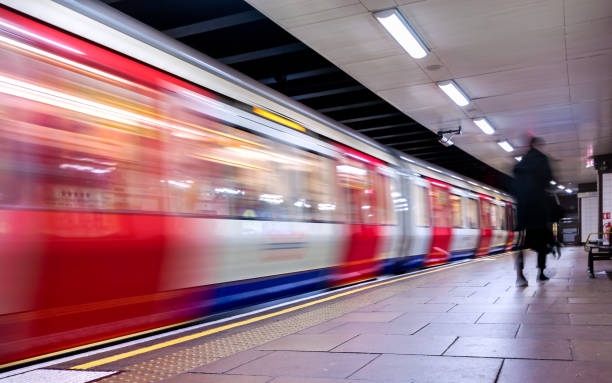 treno in movimento, movimento sfocato, metropolitana di londra - immagine - london underground foto e immagini stock