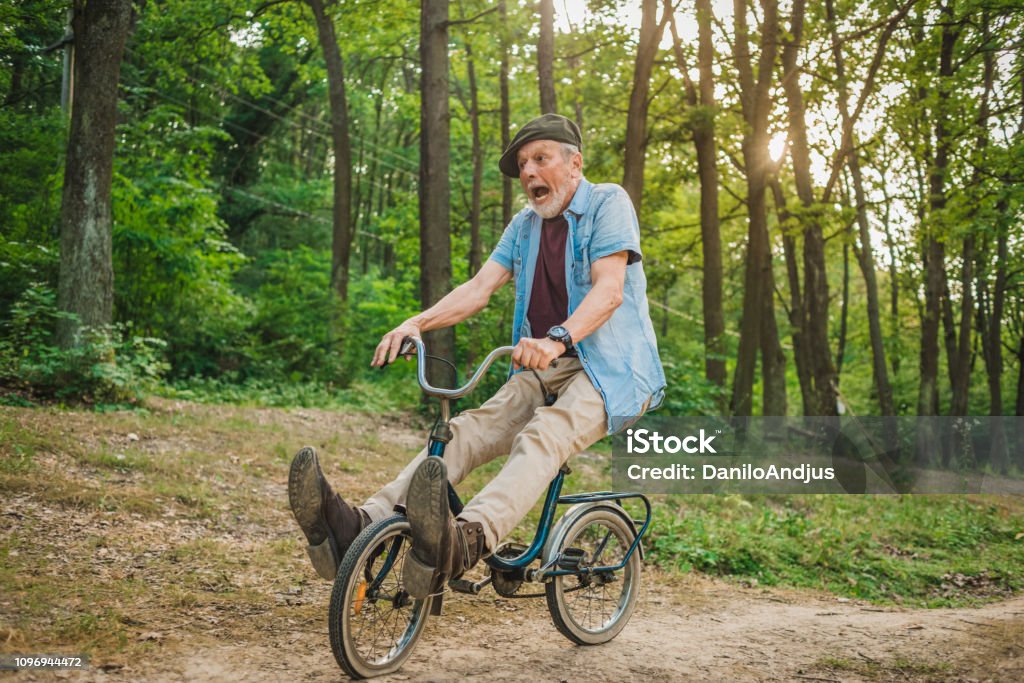 Muerto en el mundo dieta Gobernar Adulto Senior Juguetón Que Se Divierten Montando Una Bicicleta Foto de  stock y más banco de imágenes de Bicicleta - iStock