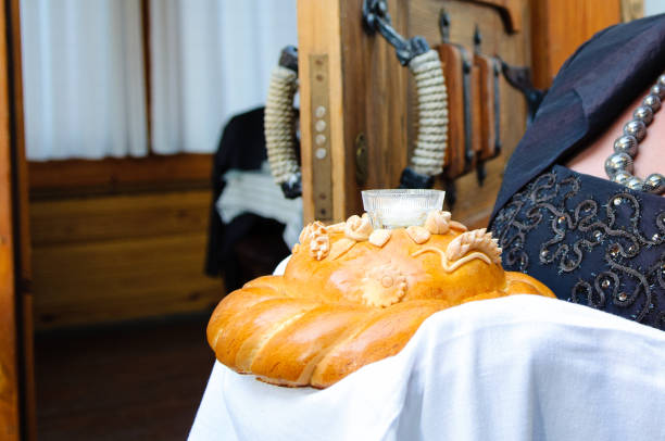 pan de boda. pan y sal para la tradición rusa novia novios. - sales meeting fotografías e imágenes de stock