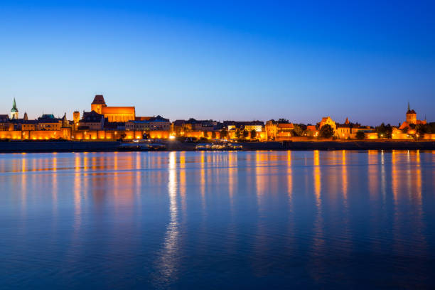 istock Old town of Torun at night reflected in Vistula river 1096949734