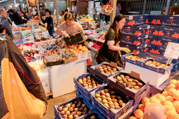 香港で yau ma tei 卸売果物市場 - crowd kowloon peninsula multi colored ストックフォトと画像