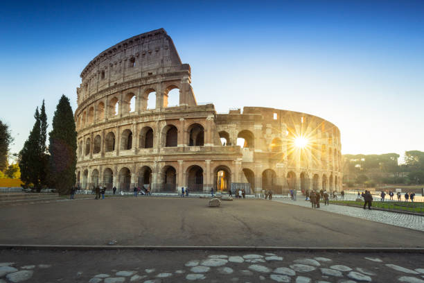 le colisée à rome au lever du soleil - gladiator rome italy sunlight photos et images de collection