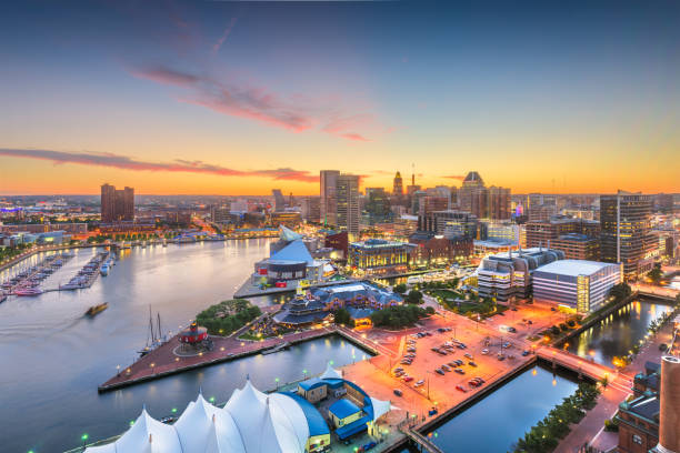 skyline de baltimore, maryland, eua do inner harbor - baltimore maryland inner harbor skyline - fotografias e filmes do acervo