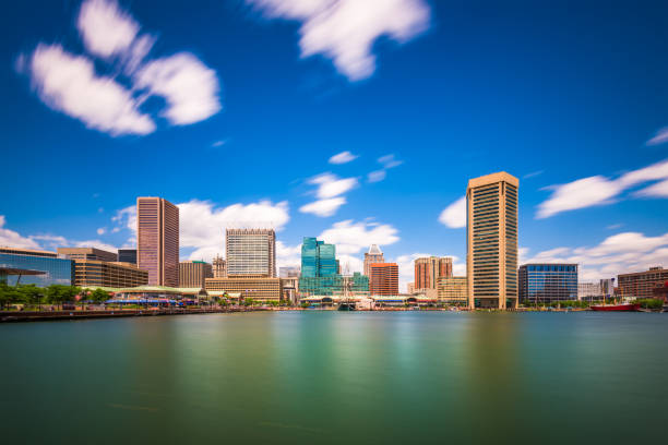 baltimore, maryland, usa - baltimore maryland inner harbor skyline stock-fotos und bilder