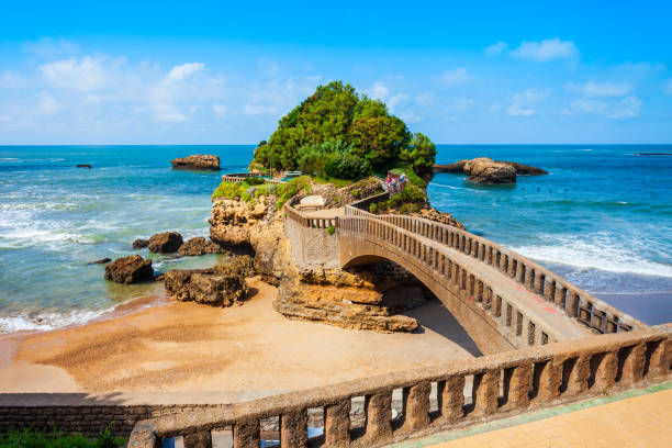istock Rocher Basta rock bridge, Biarritz 1096976018
