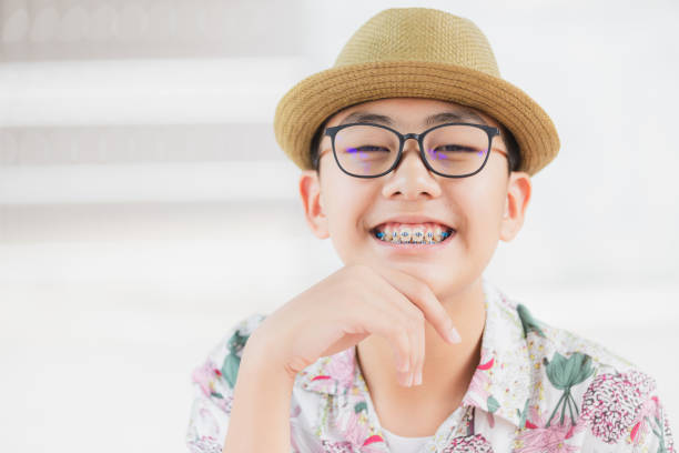 homem jovem ou menino sorrir com dentes aparelho dental para o fundo de saúde ou médico. - dental floss brushing teeth dental hygiene dental equipment - fotografias e filmes do acervo