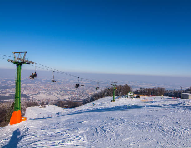 piste de ski de mariborsko pohorje - ski track powder snow track snow photos et images de collection