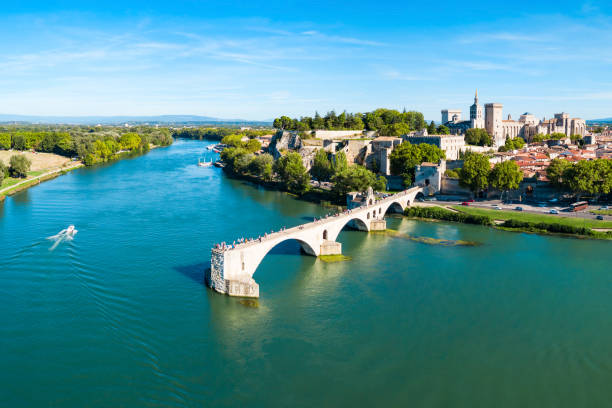 vista aerea della città di avignone, francia - rhone bridge foto e immagini stock