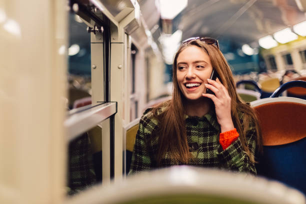 mulher desfrutando um telefonema enquanto viaja - paris metro train - fotografias e filmes do acervo