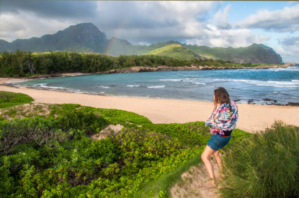 fotografia di un arcobaleno della baia di kawailoa - mahaulepu beach foto e immagini stock
