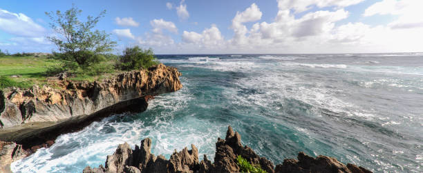 panorama de acantilados de la bahía de kawailoa - mahaulepu beach fotografías e imágenes de stock