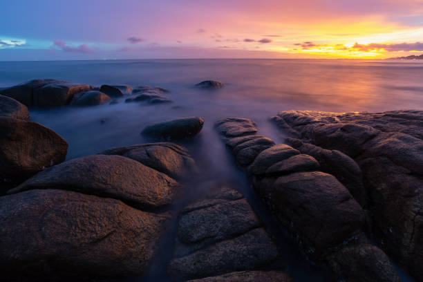 fala morska hit rock beach zachód słońca, piękne naturalne lato seascape , phuket, tajlandia . - nobody rock coastline sea zdjęcia i obrazy z banku zdjęć