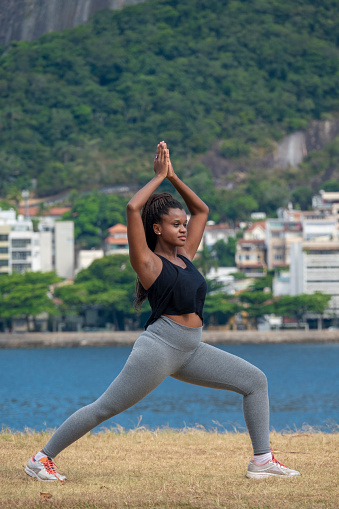 Brasileña joven negro haciendo gimnasia photo