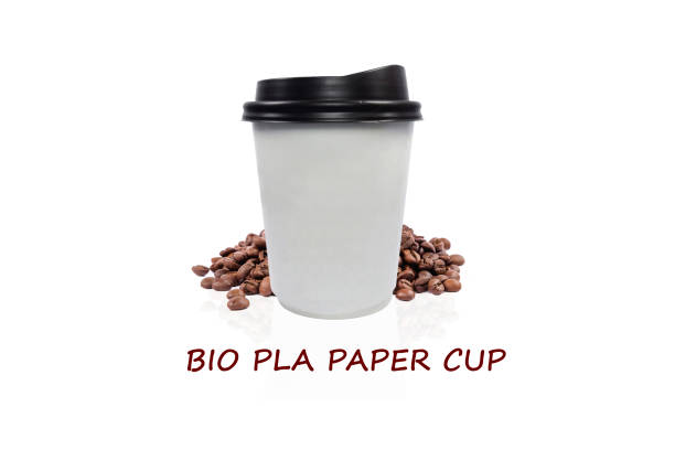 Bio paper cup of coffee to go with coffee beans on white background and add text bio papel taza de café con granos de café sobre fondo blanco y texto