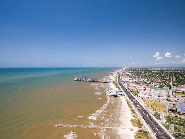 veduta aerea del molo del piacere di galveston - ferris wheel immagine foto e immagini stock