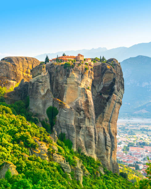 monastero santissima trinità al mattino, meteora - meteora monk monastery greece foto e immagini stock