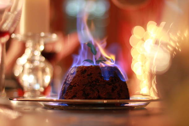 queimando o pudim de natal - christmas desserts - fotografias e filmes do acervo
