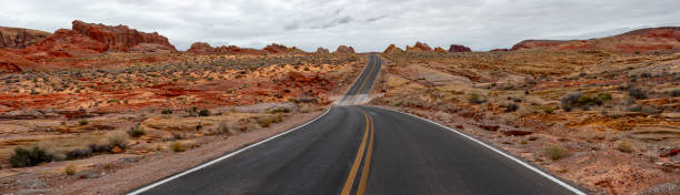 レッド ロック キャニオンの空の砂漠の道 - desert road road highway california ストックフォトと画像