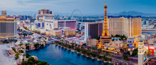 panorama of the las vegas strip - las vegas metropolitan area skyline panoramic the las vegas strip zdjęcia i obrazy z banku zdjęć