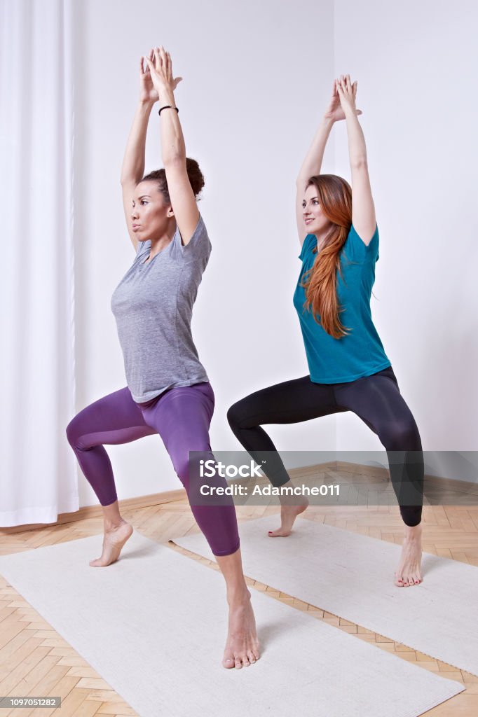 Foto de Mestre De Yoga Duas Realizando Treino De Yoga Colocam A